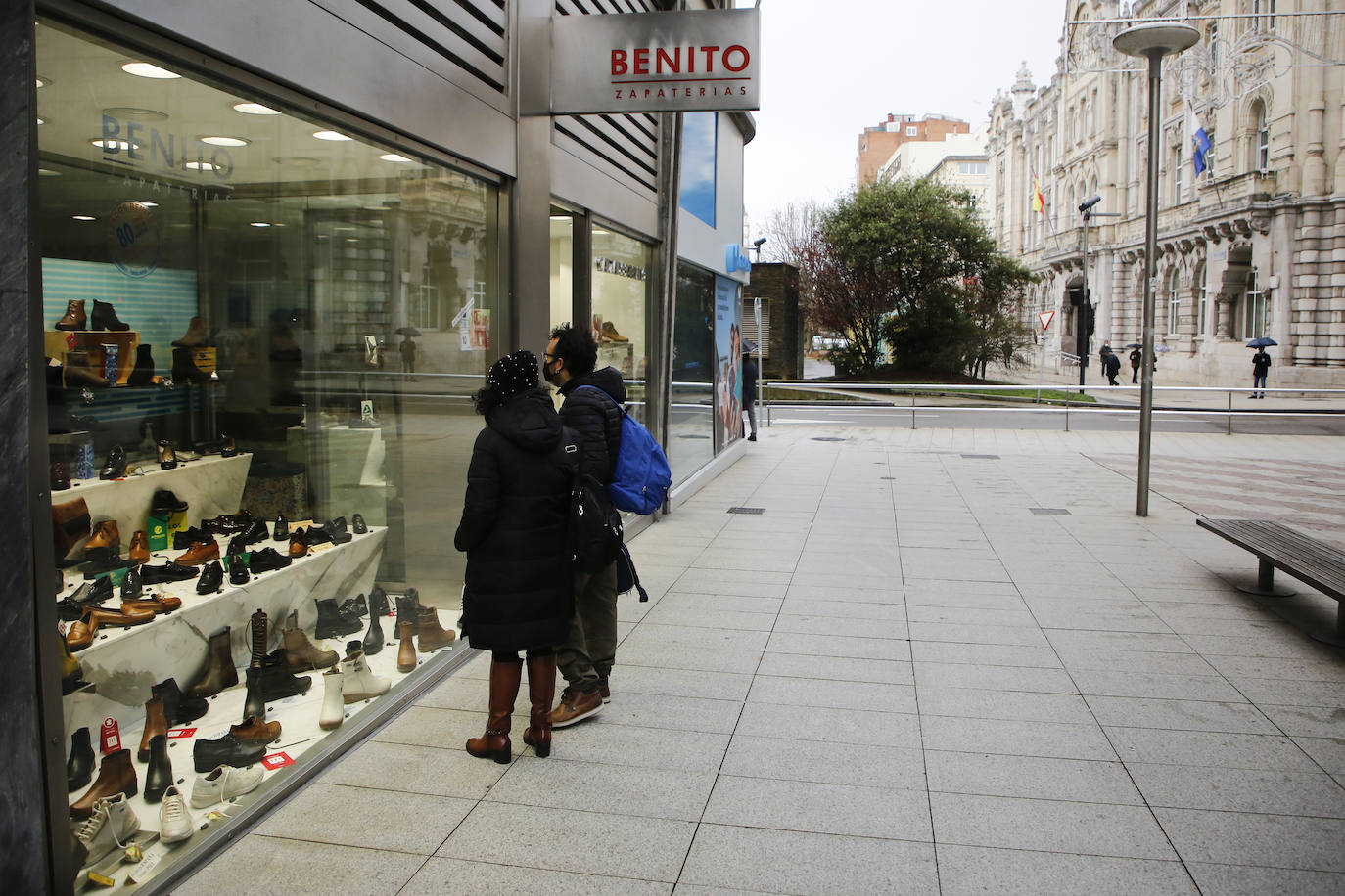 Las tiendas del centro de Santander lamentan que fue una jornada «muy tranquila» en clientes y ventas, pese a la llegada de turistas