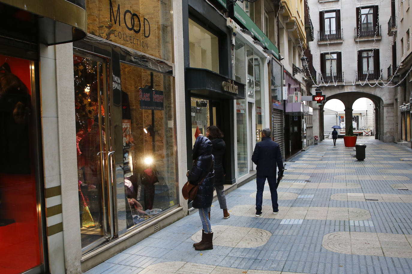 Las tiendas del centro de Santander lamentan que fue una jornada «muy tranquila» en clientes y ventas, pese a la llegada de turistas