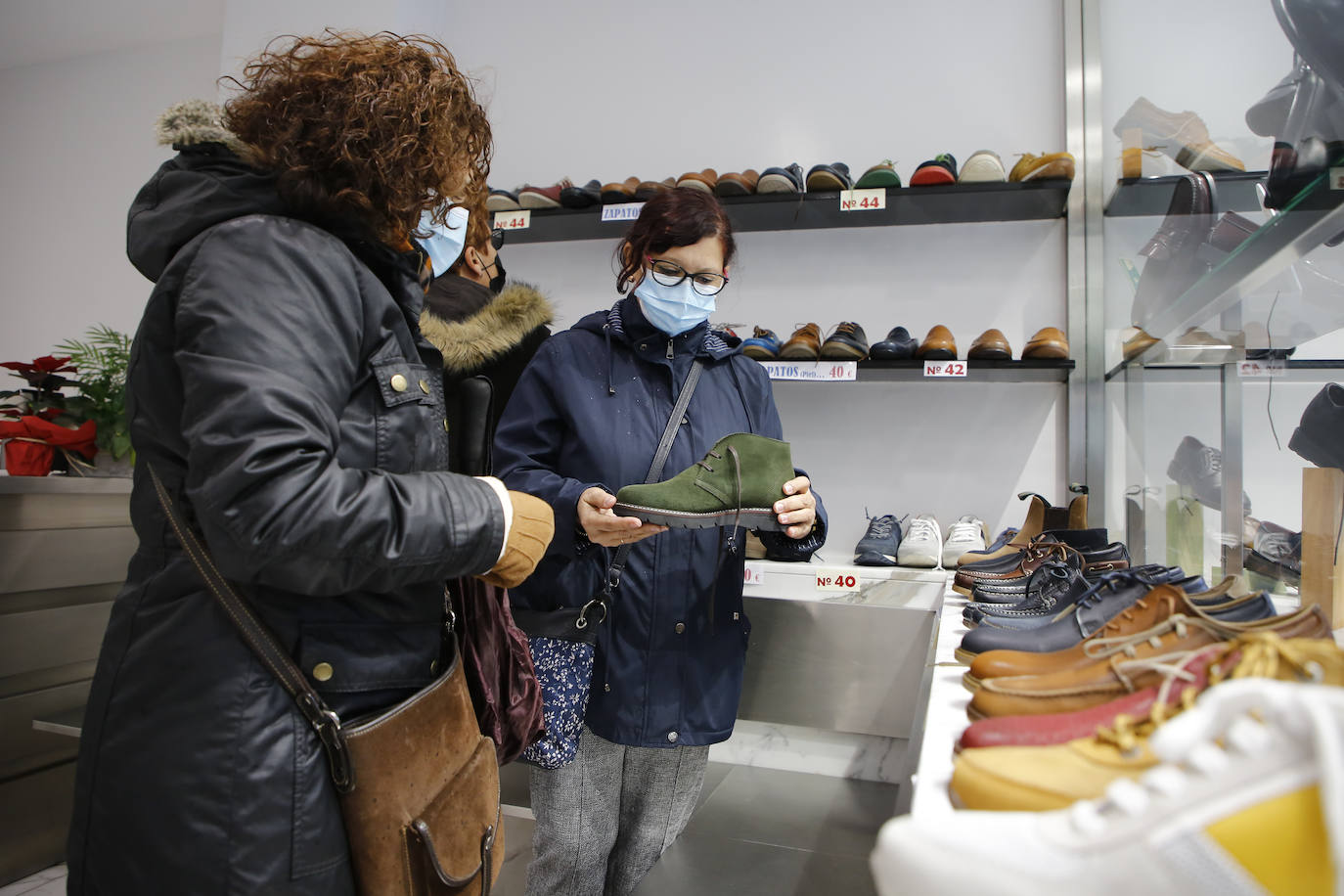 Las tiendas del centro de Santander lamentan que fue una jornada «muy tranquila» en clientes y ventas, pese a la llegada de turistas