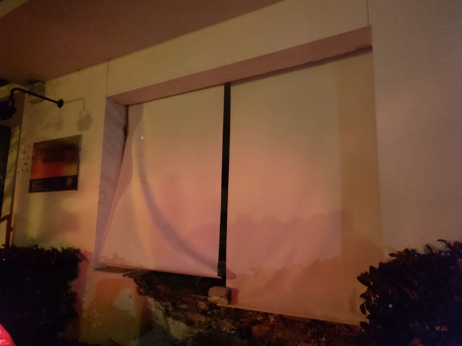 Fotos: Un coche con tres ocupantes sale volando y entra en el consultorio de Cudón