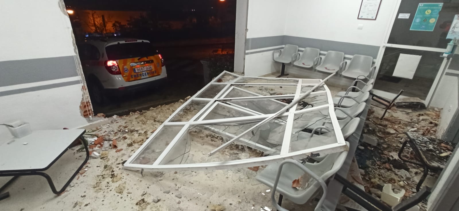 Fotos: Un coche con tres ocupantes sale volando y entra en el consultorio de Cudón