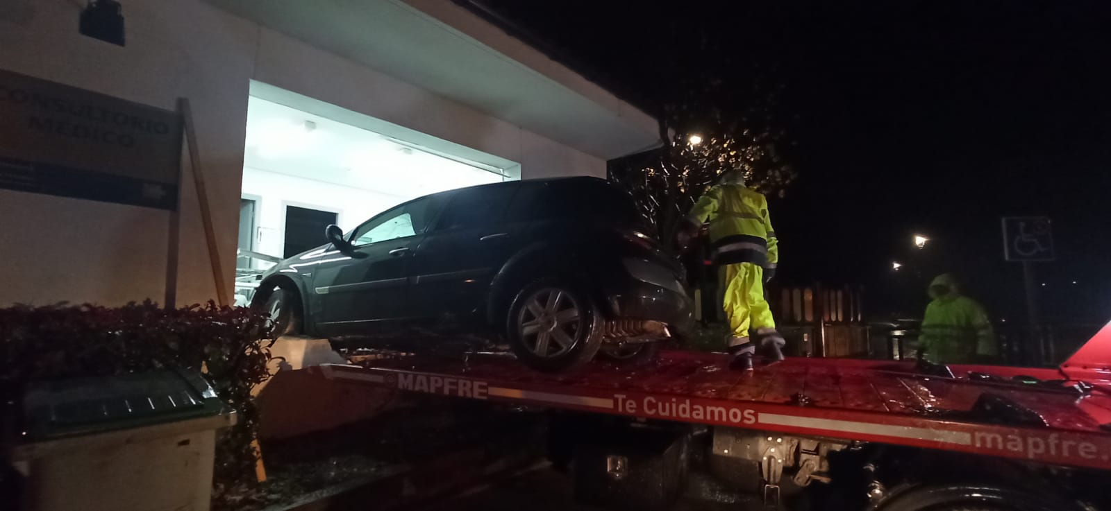 Fotos: Un coche con tres ocupantes sale volando y entra en el consultorio de Cudón