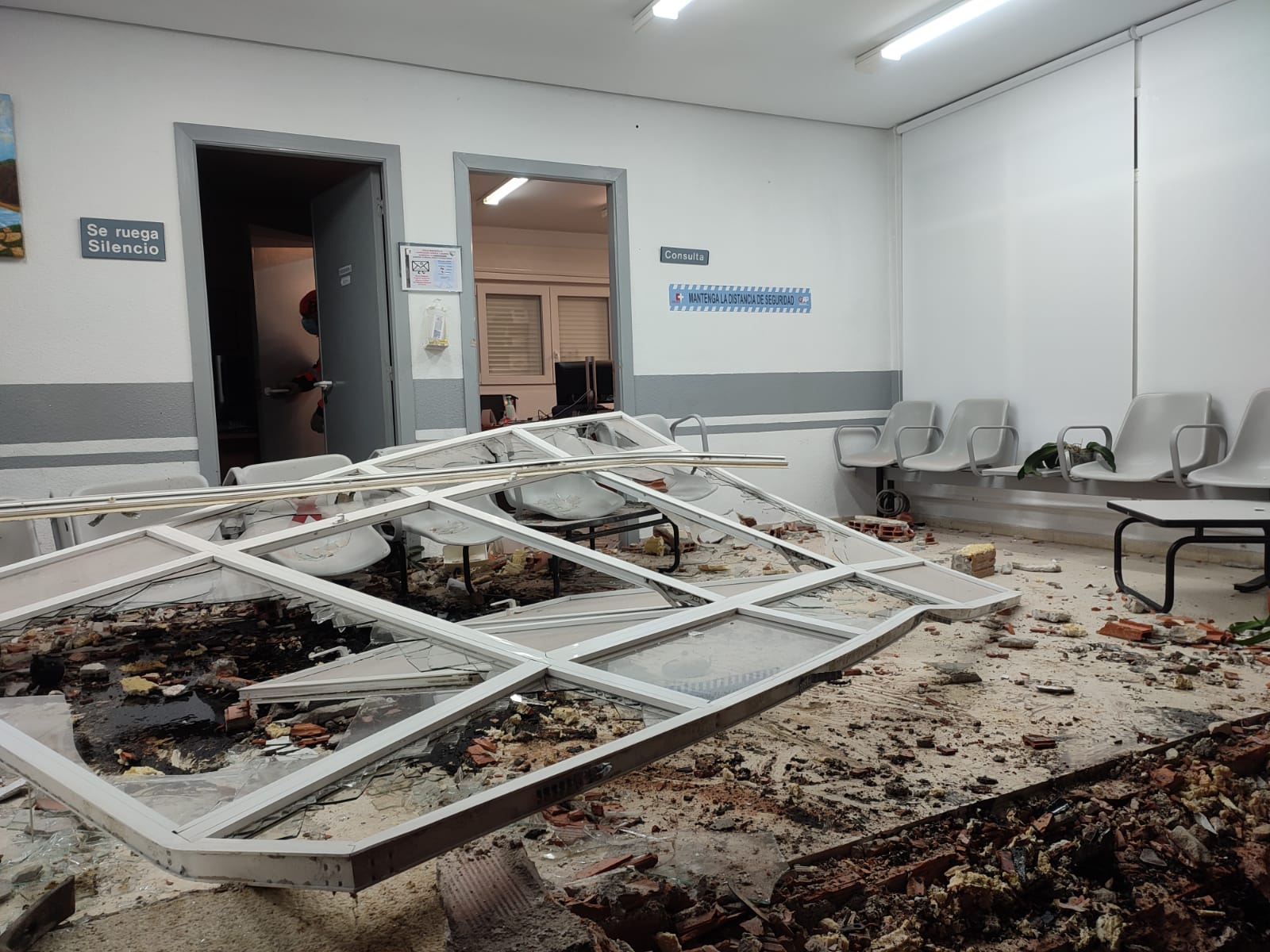 Fotos: Un coche con tres ocupantes sale volando y entra en el consultorio de Cudón