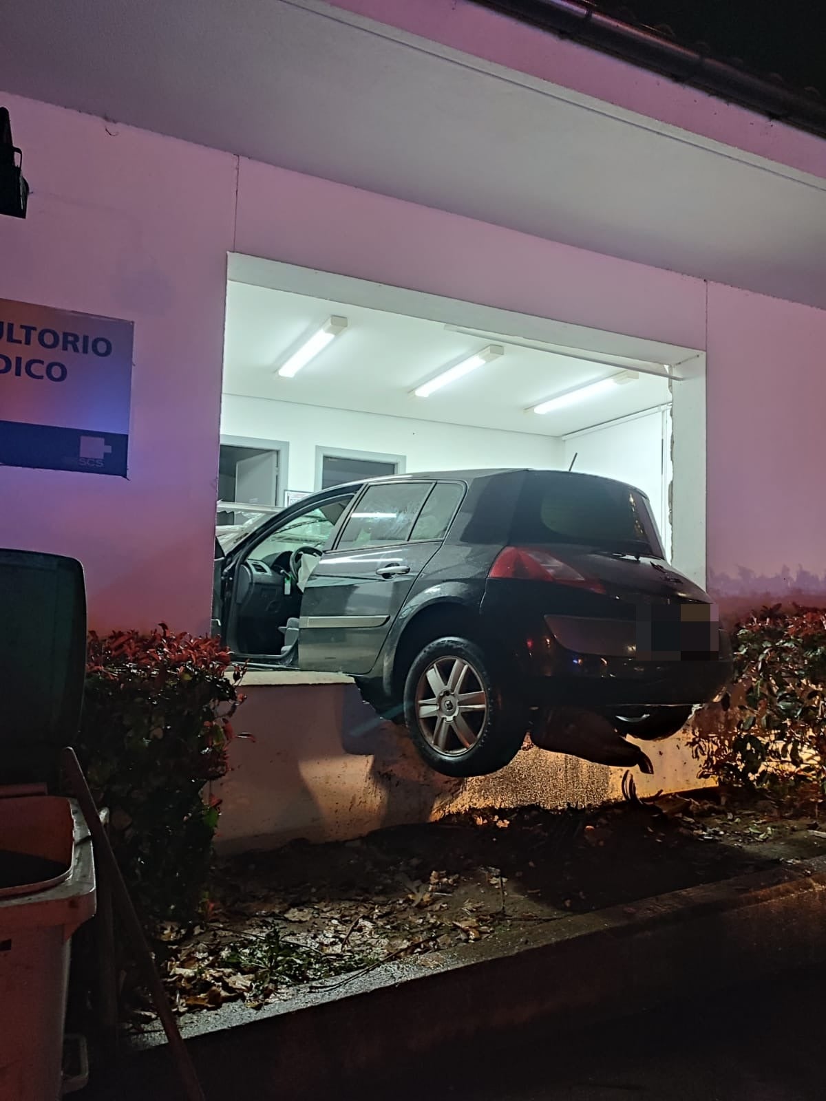 Fotos: Un coche con tres ocupantes sale volando y entra en el consultorio de Cudón