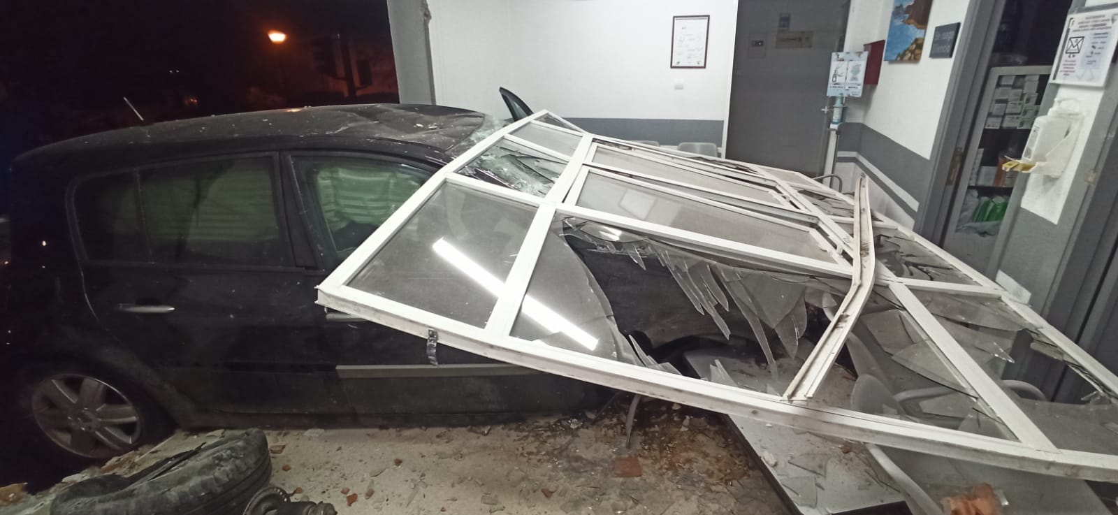 Fotos: Un coche con tres ocupantes sale volando y entra en el consultorio de Cudón