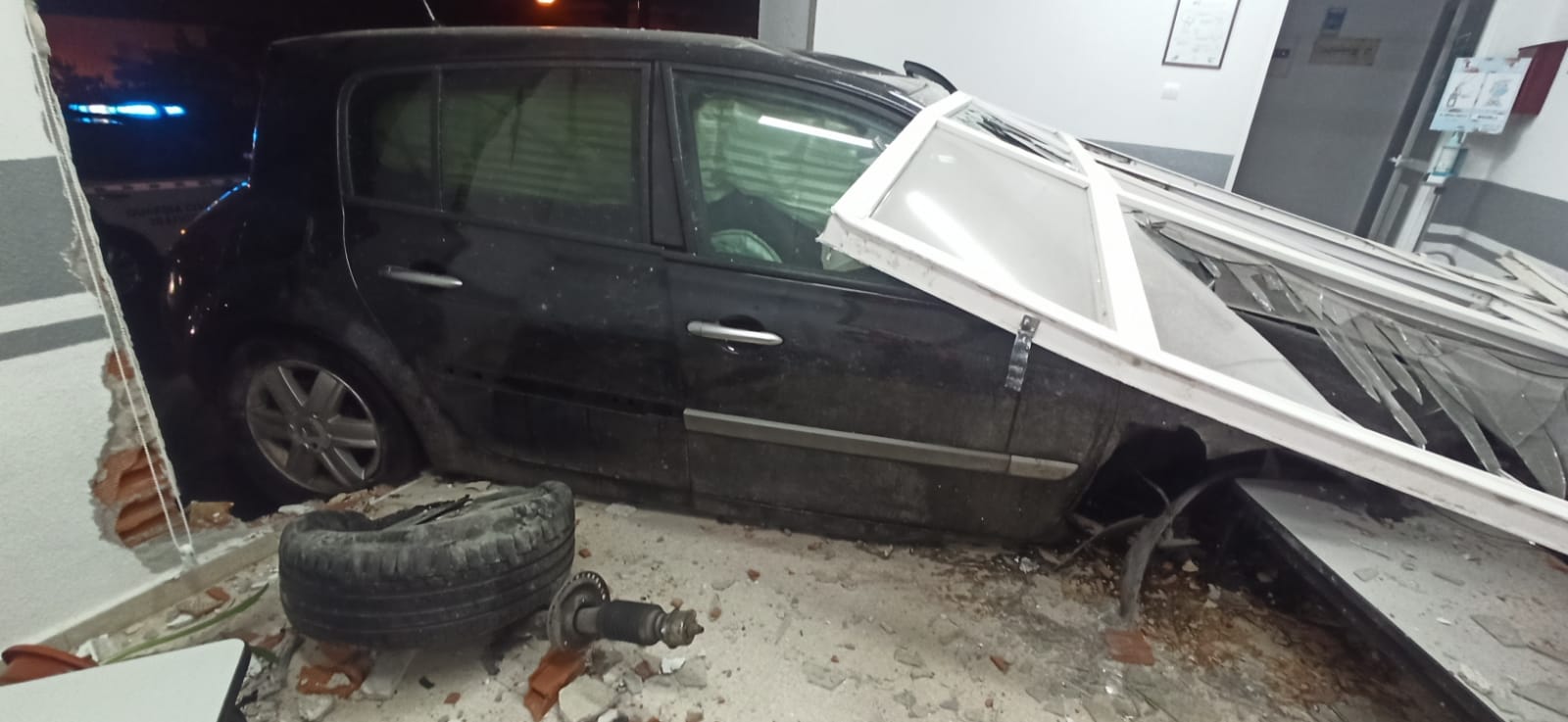 Fotos: Un coche con tres ocupantes sale volando y entra en el consultorio de Cudón