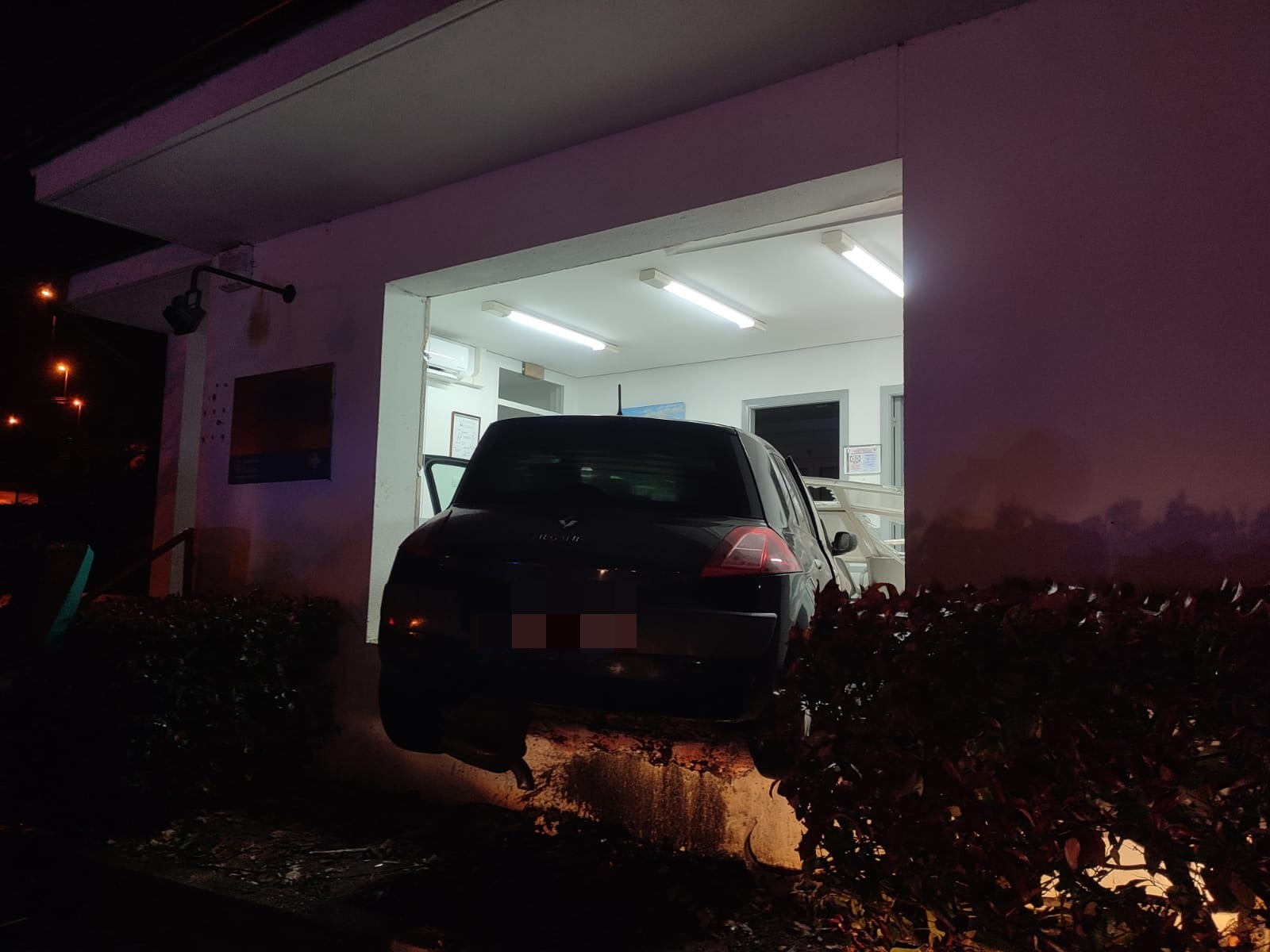 Fotos: Un coche con tres ocupantes sale volando y entra en el consultorio de Cudón