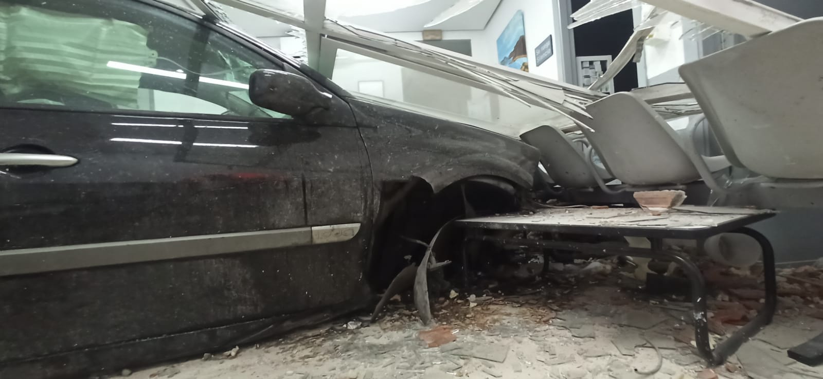 Fotos: Un coche con tres ocupantes sale volando y entra en el consultorio de Cudón