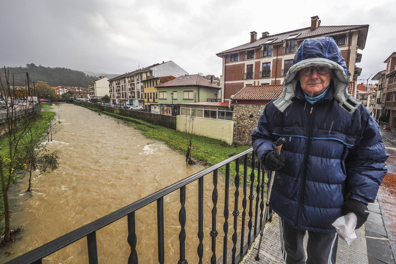 Un vecino de Ampuero junto al río Asón que se desbordó el pasado lunes.