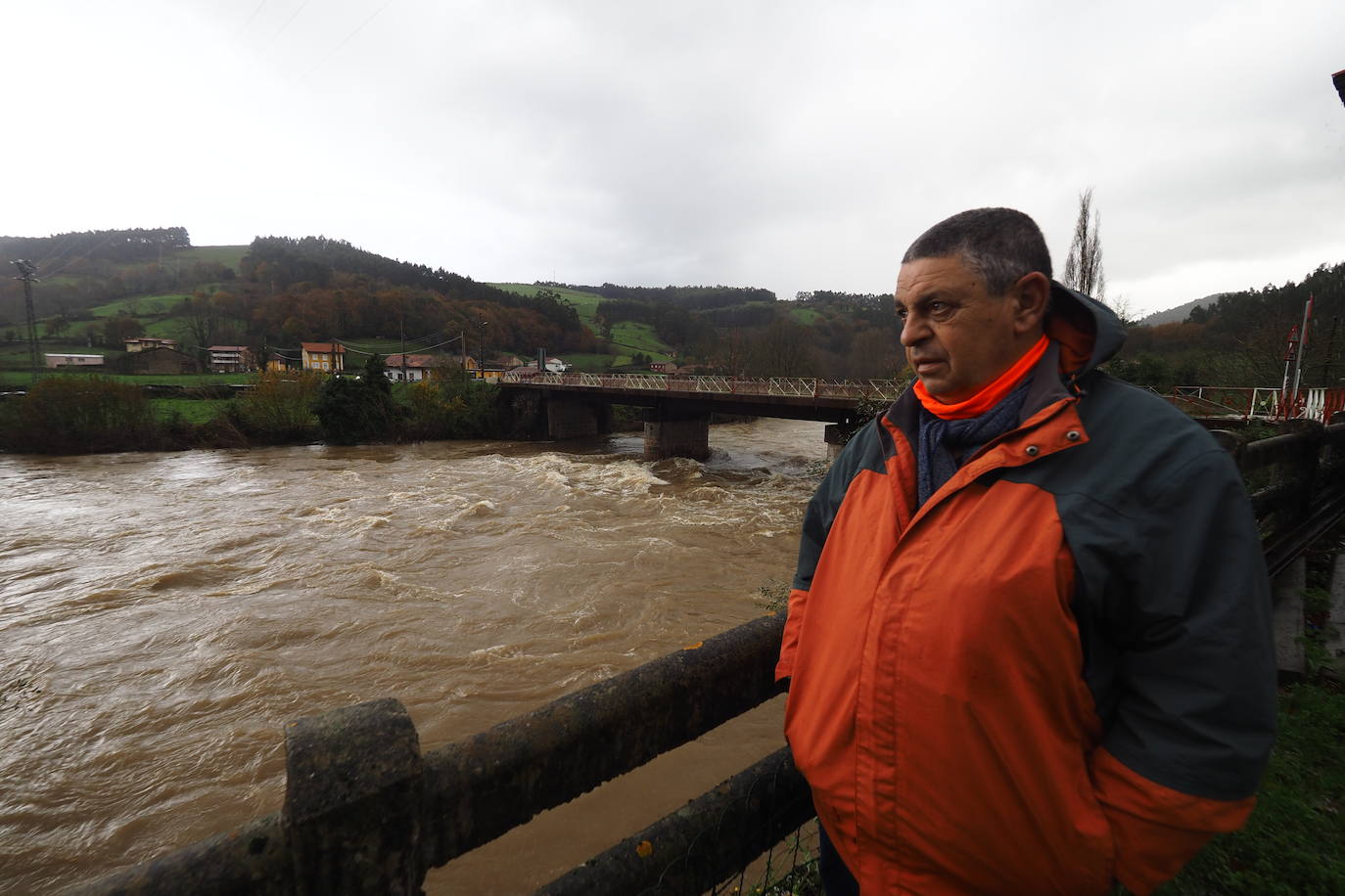 Así bajaba el río Aguanaz a su paso por el municipio de Ribamontán al Monte.