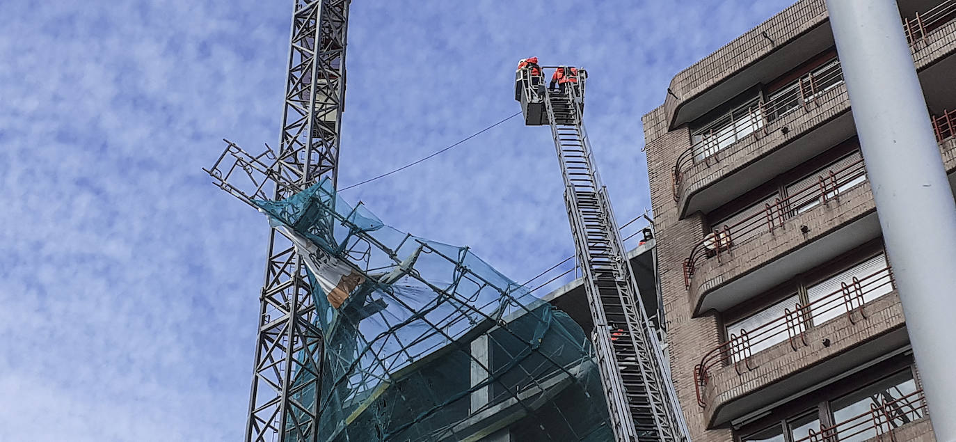 Las fuertes rachas de viento –Santander marcó la tercera máxima regional, con 93 kilómetros por hora– a punto estuvieron de derribar el andamio de la fachada principal del número 22 de la calle Reina Victoria. Hasta el lugar se desplazaron los bomberos tras recibir el aviso del servicio de emergencias del 112.