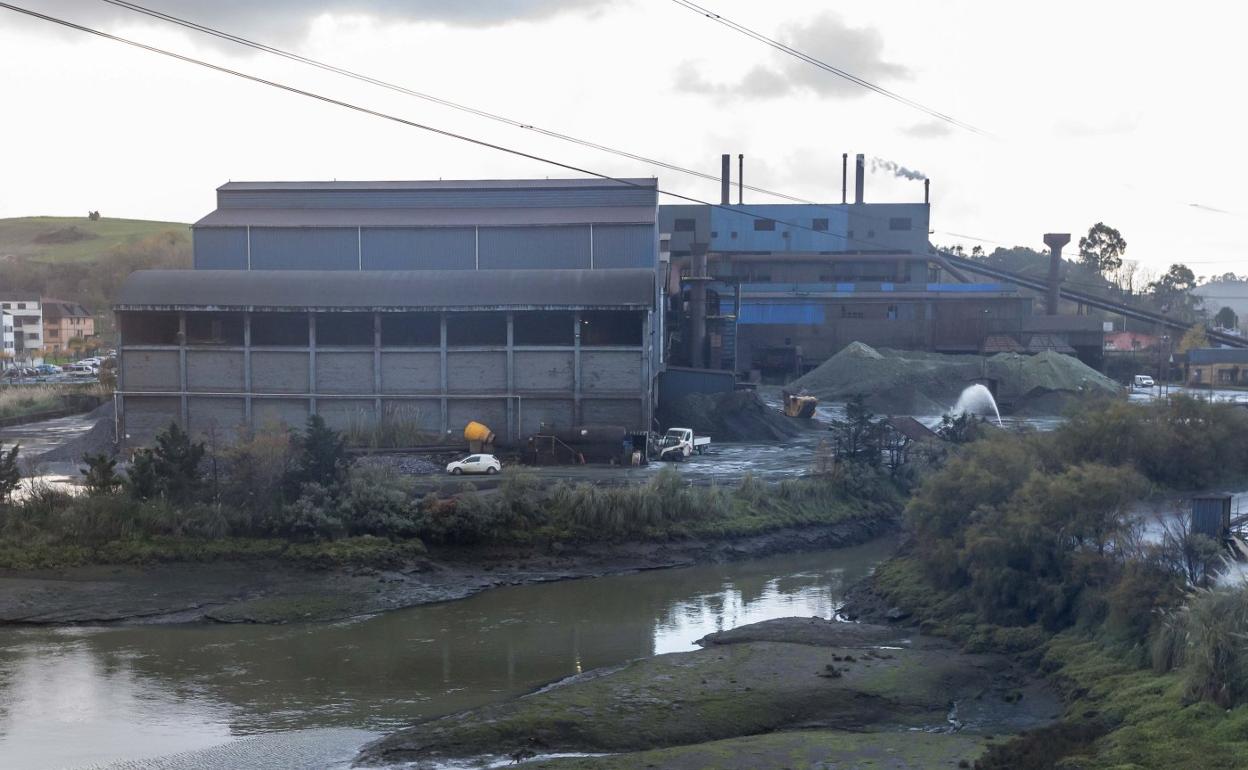 Recinto que Ferroatlántica tiene en Boo de Guarnizo, esta misma semana, con dos de sus cuatro hornos ya parados. 