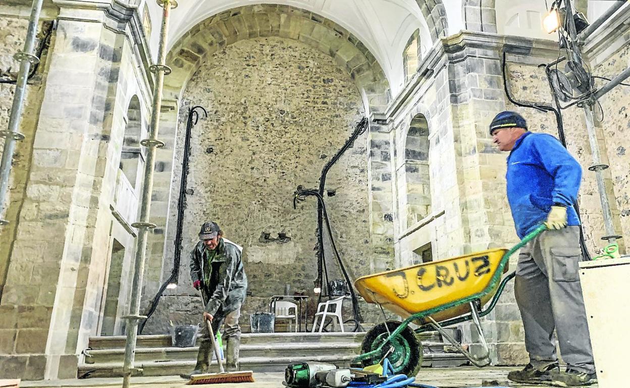 Los trabajos para rehabilitar la antigua capilla-panteón de los Acevedo, en Hoznayo, que servirá como salón de convites en su nueva etapa, están muy avanzados. 