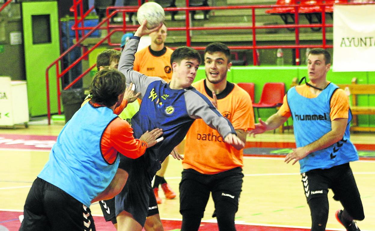 El lateral izquierdo Dani Serrano lanza durante un entrenamiento.