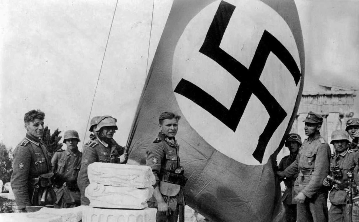 Izado de la bandera nazi durante la ocupación de Grecia. 