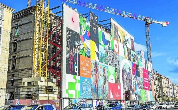 Fachada principal del histórico edificio del Paseo de Pereda, sede bancaria y futuro museo, con la lona desplegada el pasado jueves.