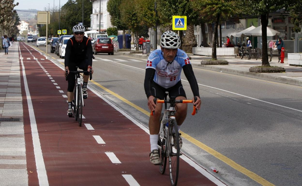 Ciclistas circulan por un carril bici a la altura del paseo Julio Hauzeur. 