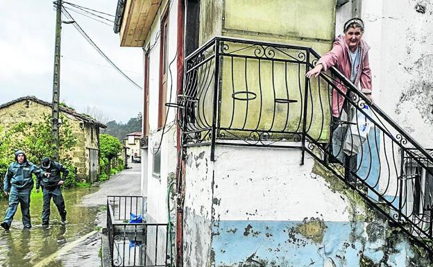 Puri Fernández de Dios, en la entrada de su casa en Molleda. 