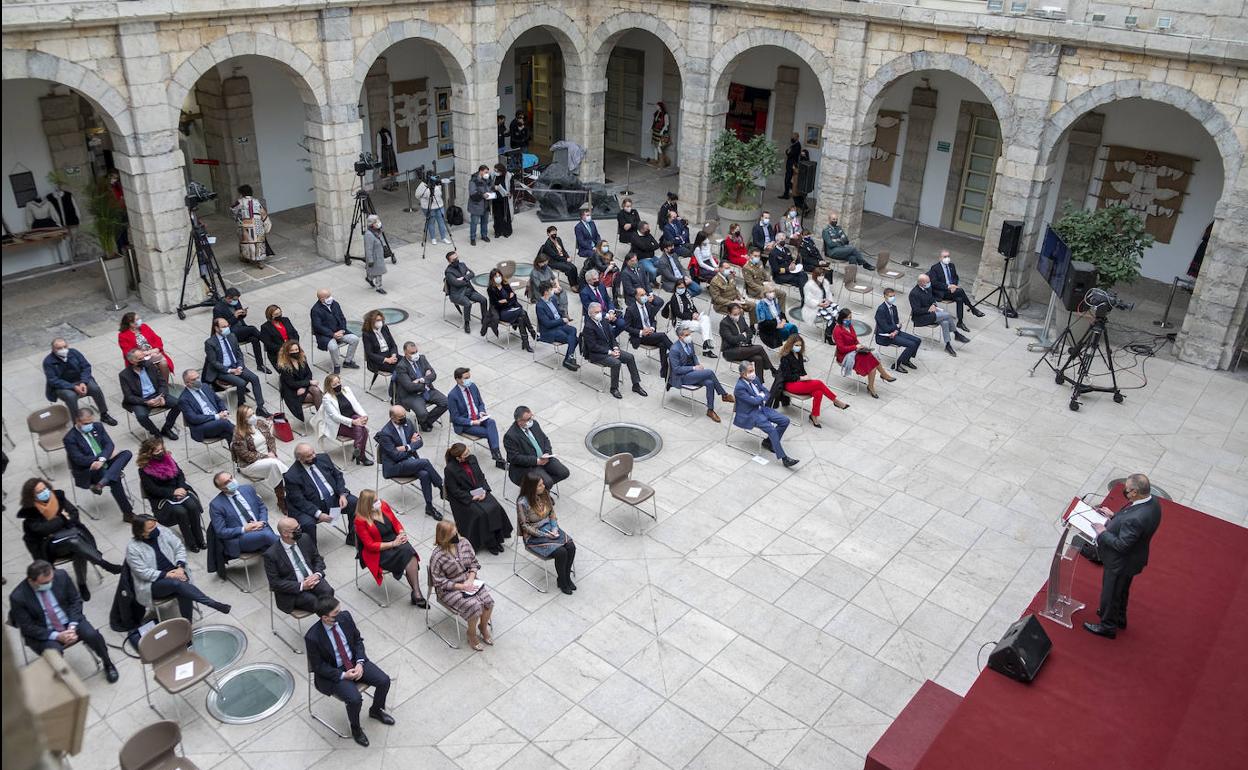 Joaquín Gómez pronuncia su discurso en el patio del Parlamento.