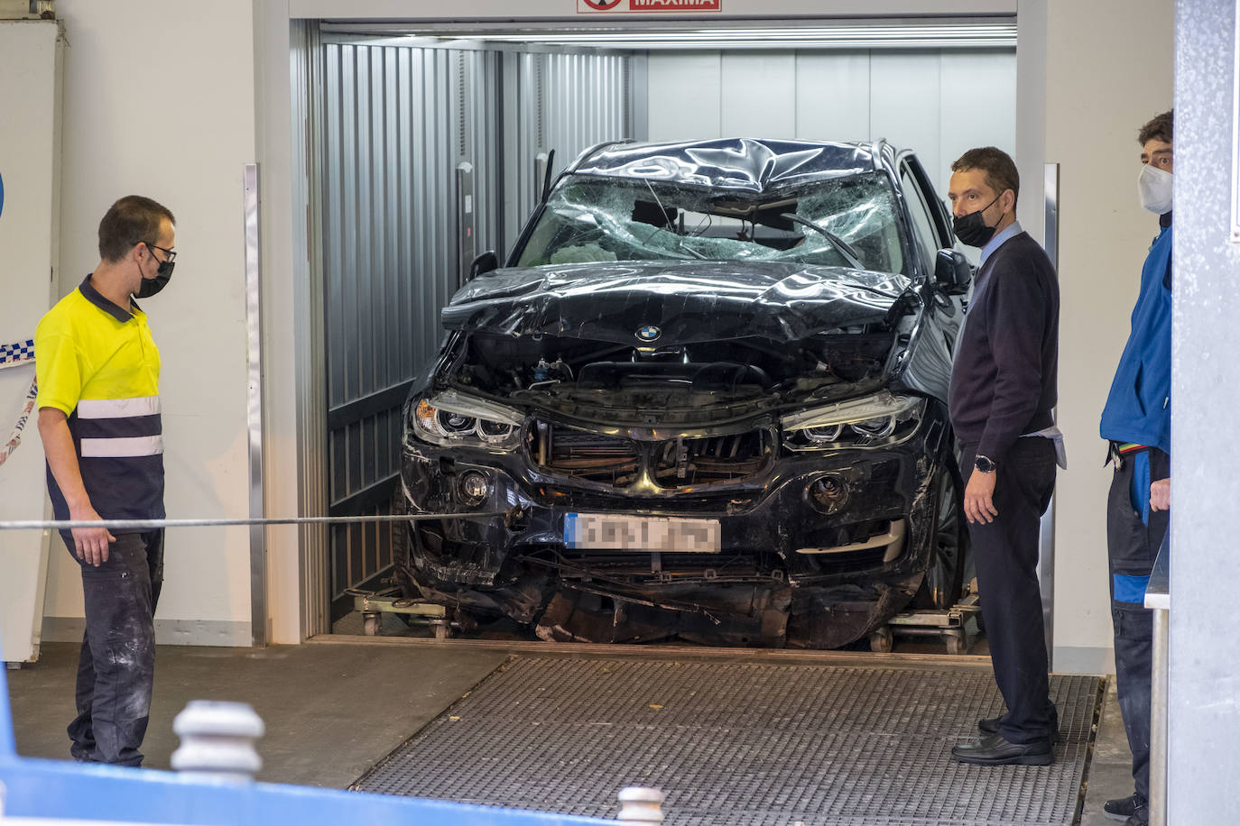 Un coche se desploma al vacío por el hueco del elevador de vehículos e impacta sobre el propio ascensor que, en una planta inferior, cargaba en ese momento con otro turismo