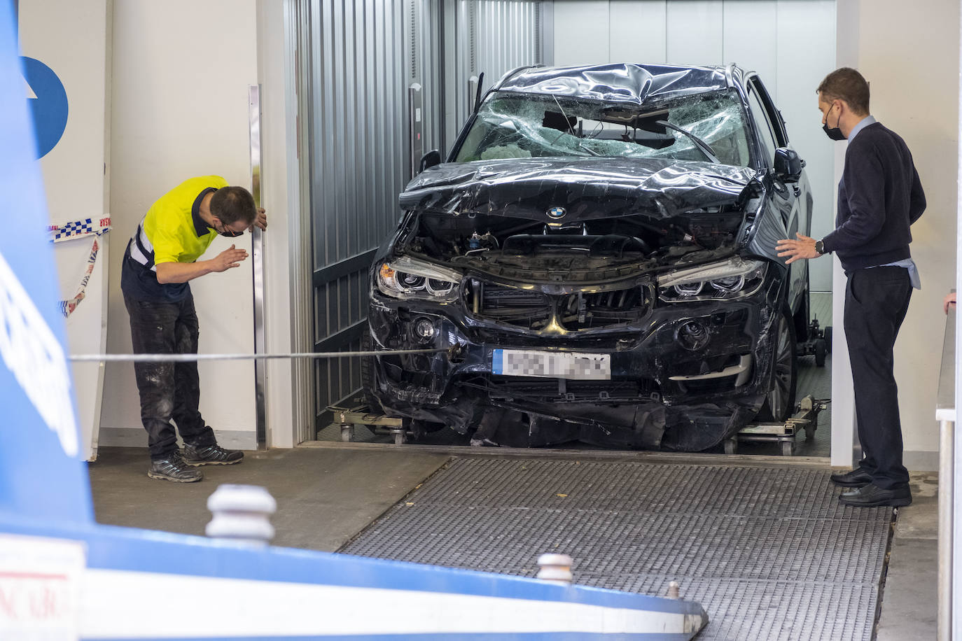 Un coche se desploma al vacío por el hueco del elevador de vehículos e impacta sobre el propio ascensor que, en una planta inferior, cargaba en ese momento con otro turismo