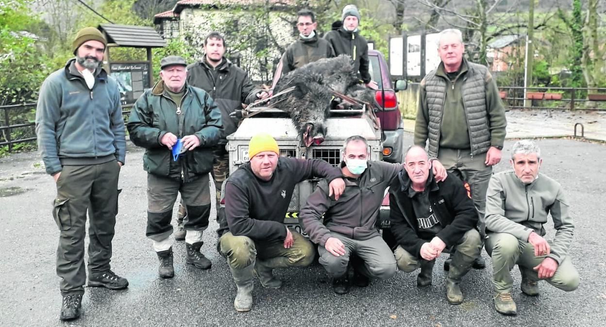 Integrantes de la cuadrilla 91, dirigida por Alberto Villegas, con los tres jabalíes abatidos en Vaocerezo, en la comarca de Iguña. 