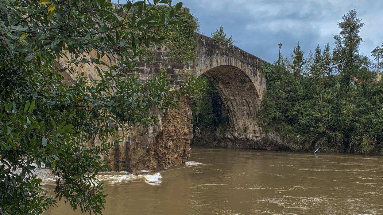 Imagen de ayer del Puente Viejo de Oruña, con la parte desprendida en uno de los pilares.