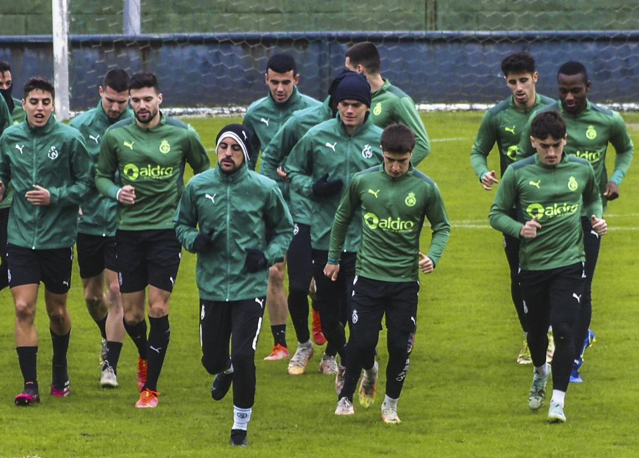 La plantilla del Racing, durante un entrenamiento esta semana en las instalaciones Nando Yosu de La Albericia. 