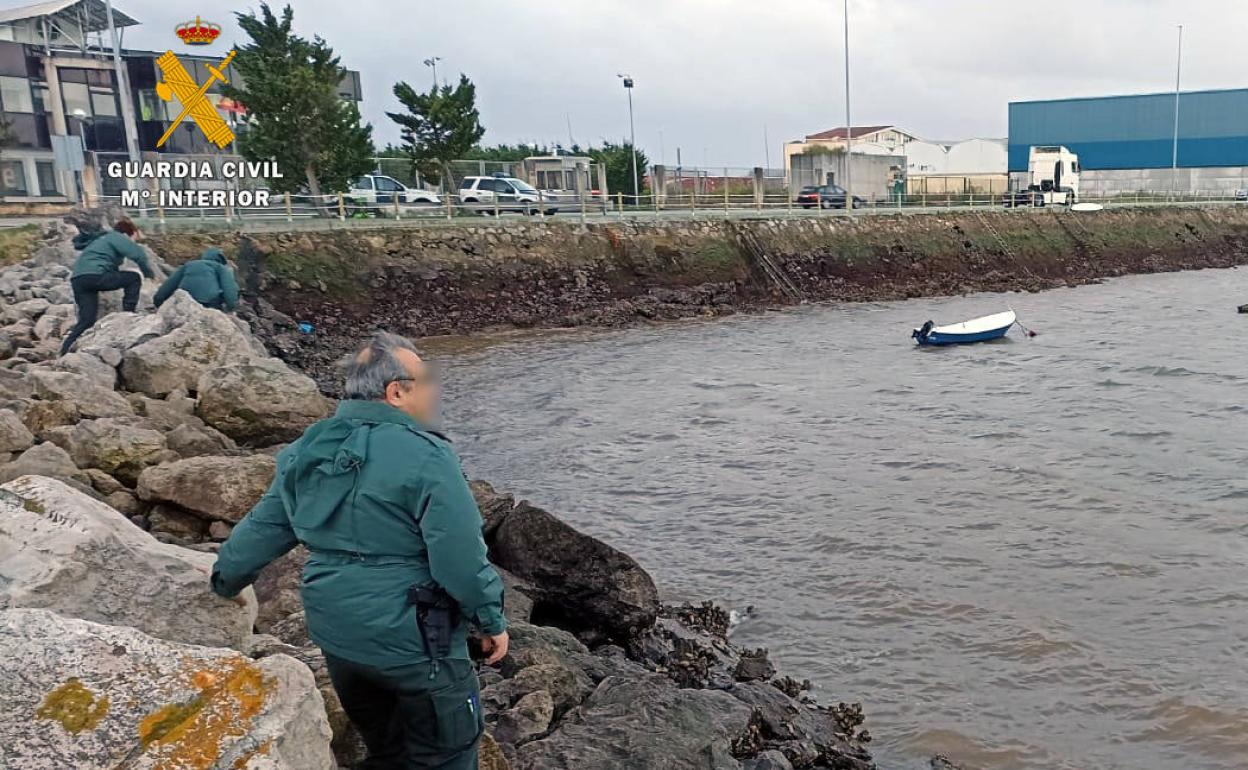 Rescatado en Raos tras perder un remo de la embarcación, quedando a merced del viento y la mala mar