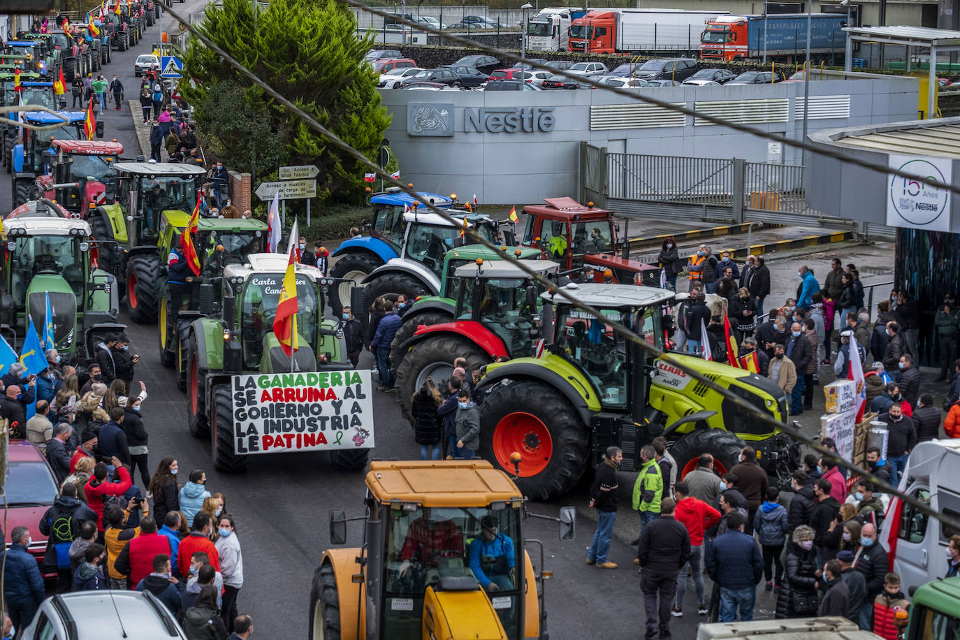 Fotos: Nueva protesta de los ganaderos frente a la Nestle en La Penilla