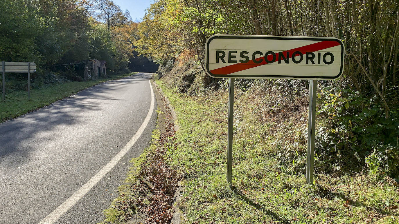 Carretera comarcal de acceso a San Pedro del Romeral, pasando por Resconorio, una de las localidades más altas de la zona