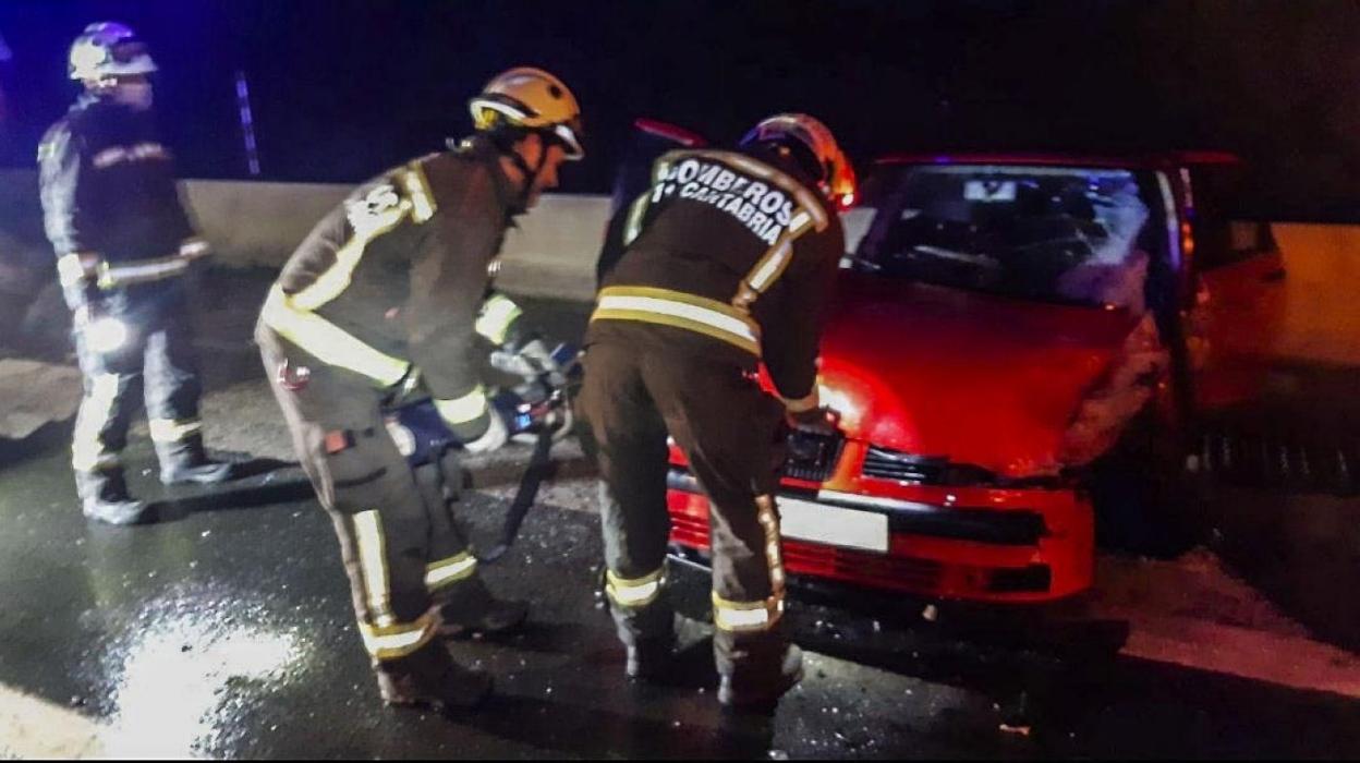 El estado en que quedó el coche en el que viajaba el hombre de 73 años que confundió el sentido de la vía. 