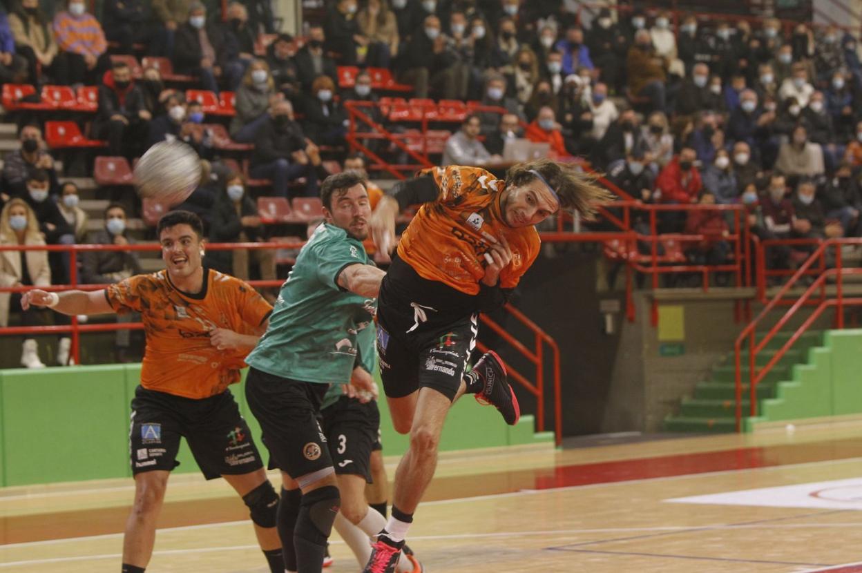 El central Nico Colunga dispara a portería durante el partido ante el Incarlopsa Cuenca en el Vicente Trueba. 