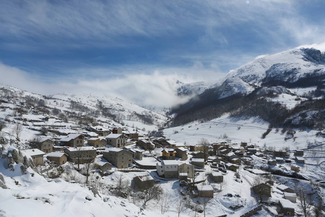 Paisaje nevado de Sotres. Uno de los pueblos más altos de Asturias.