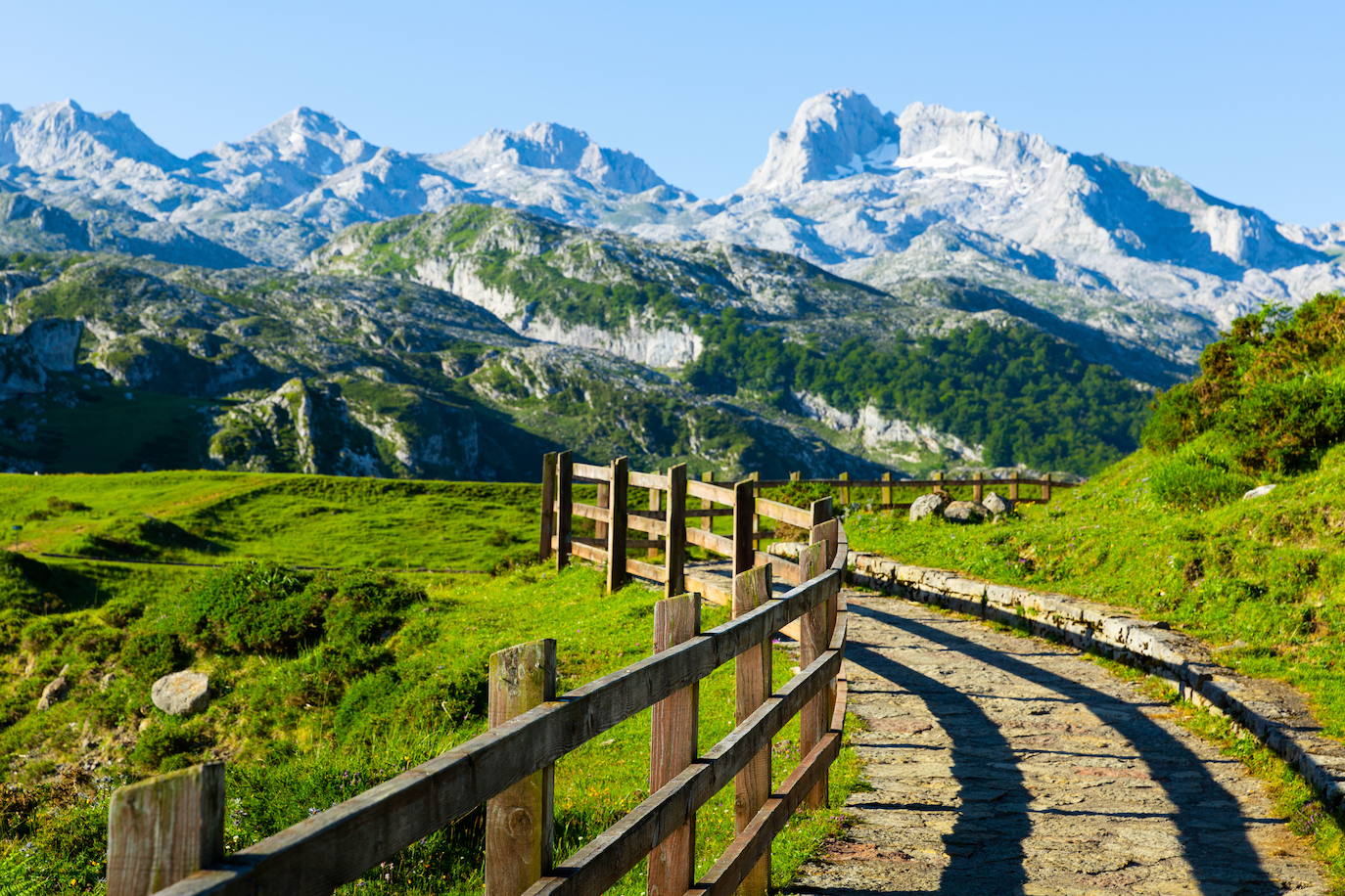 Pintoresco paisaje montañoso de los Picos de Europa con verdes laderas, valles y pastos de las tierras altas.