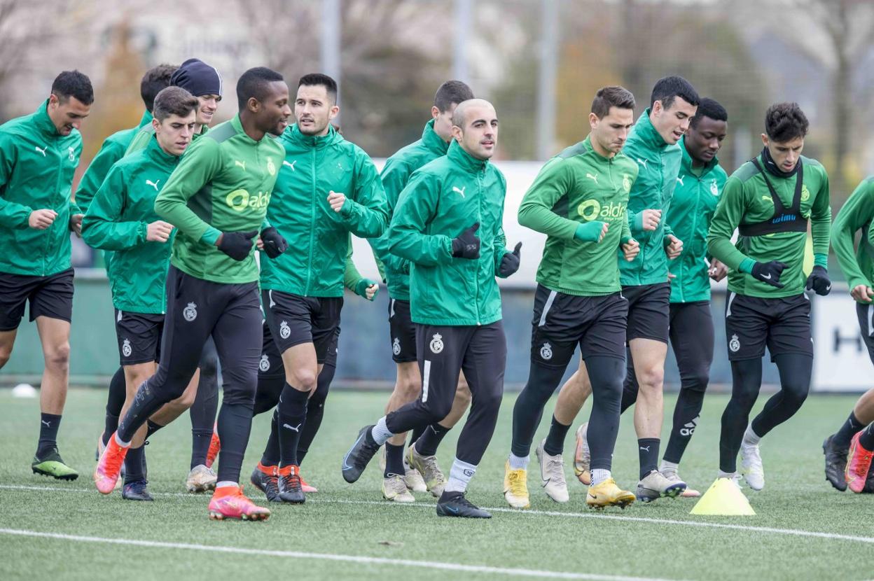 Isma López, en el centro, entre Cedric y Unai Medina. 