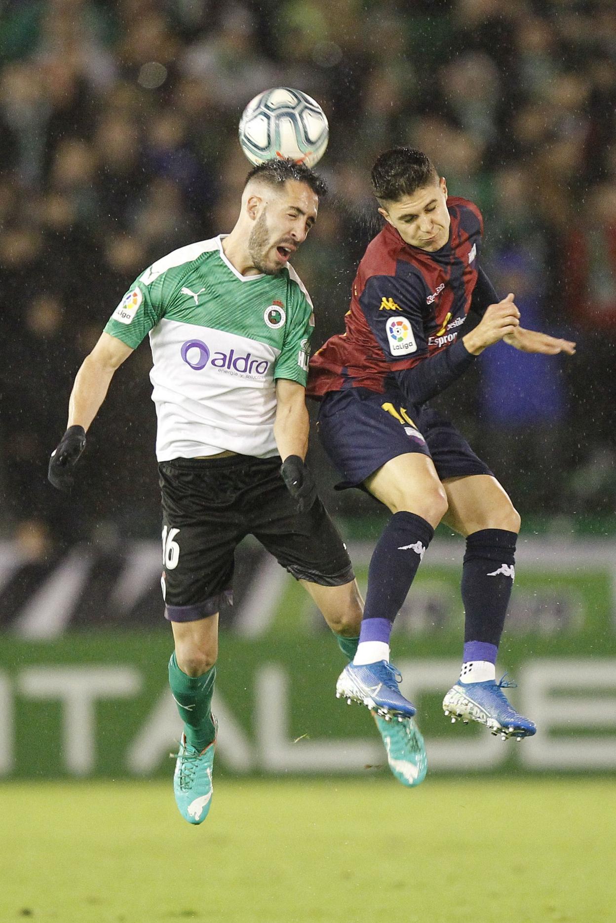 Dani Toribio, durante su etapa como racinguista frente al Extremadura, hace dos años en Segunda. 