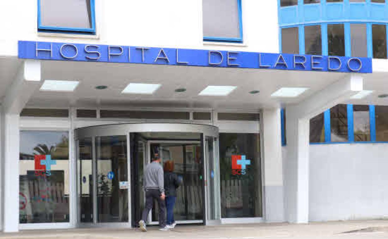 Imagen del Hospital de Laredo, uno de los que, según UGT, está derivando pacientes ante la «escasez de personal»