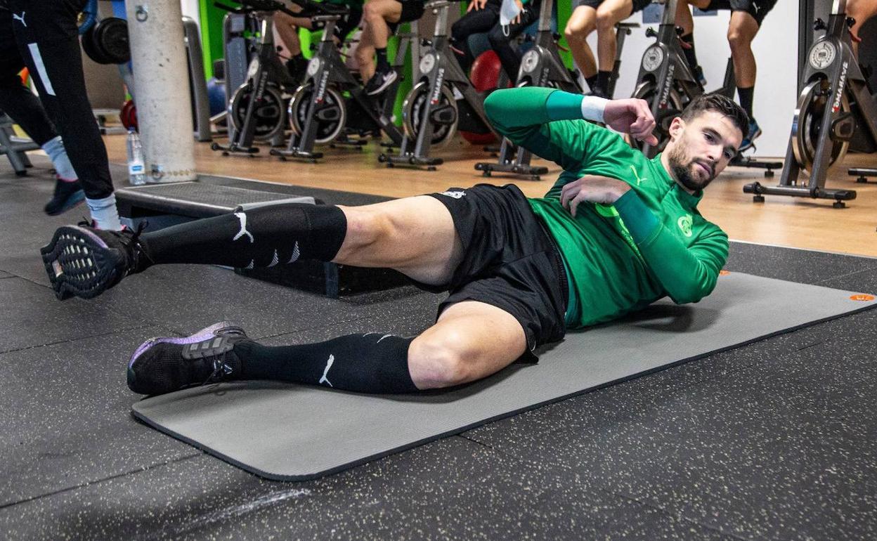 Eneko Satrústegui en el entrenamiento de hoy en el gimnasio 