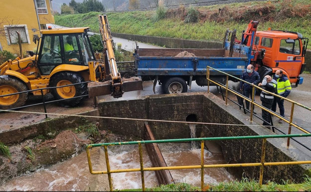 Torrelavega retira sedimentos arrastrados por las lluvias en los arroyos del municipio