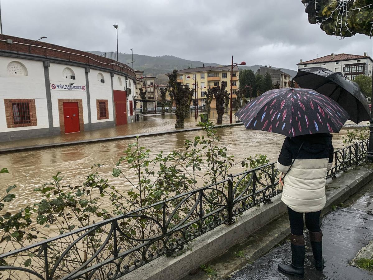 El Asón se ha desbordado en Ampuero a primera hora de la tarde.