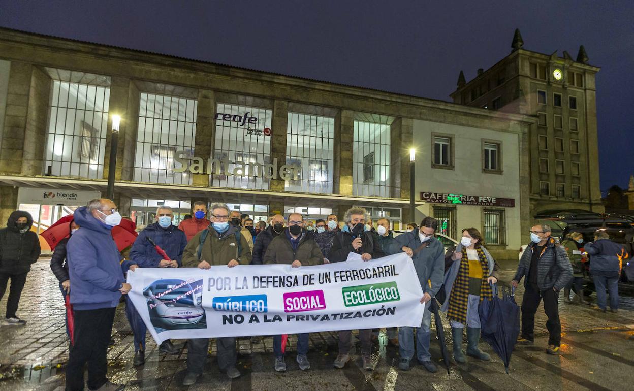 El mal tiempo restó asistencia a la concentración, que reunió a una treintena de personas a la misma puerta de Cercanías.