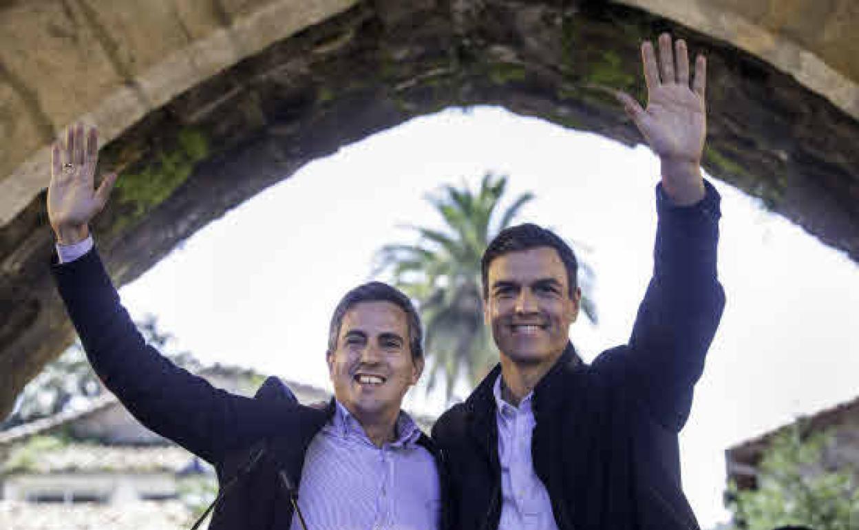 Imagen de archivo de Pedro Sánchez y Pablo Zuloaga durante la clausura de una jornada sobre municipalismo que se organizó en Cartes en 2018