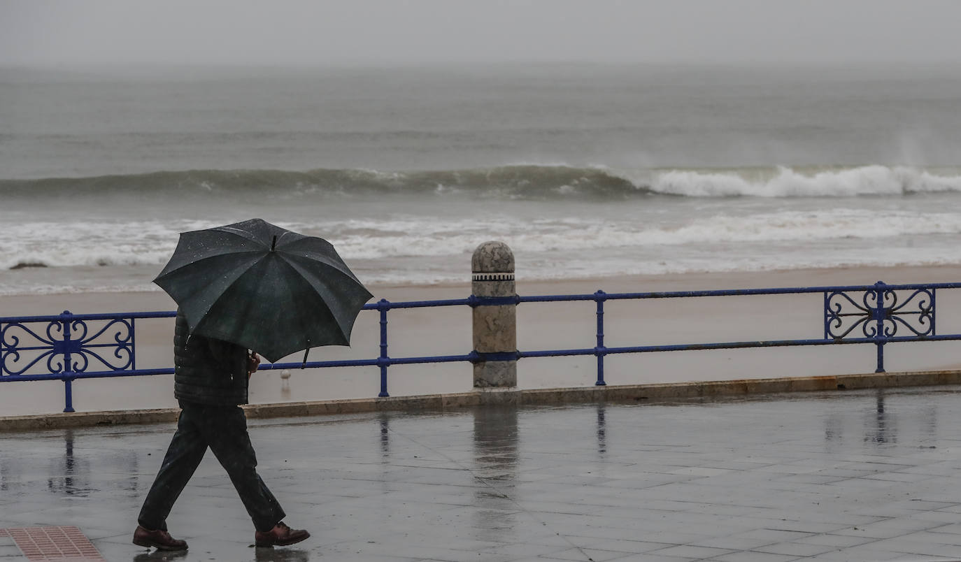 El Sardinero vuelve a dejar estampas de fuerte oleaje este jueves en el que permanece activa la alerta naranja por fenómenos costeros adverso