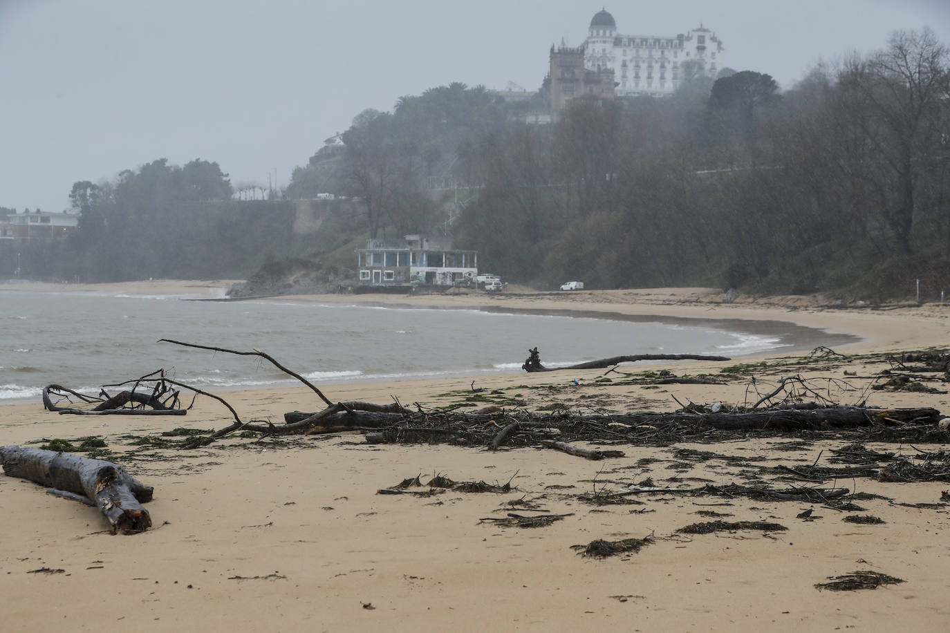 Imagen de los destrozos causados este jueves por el temporal en la playa de la Magdalena