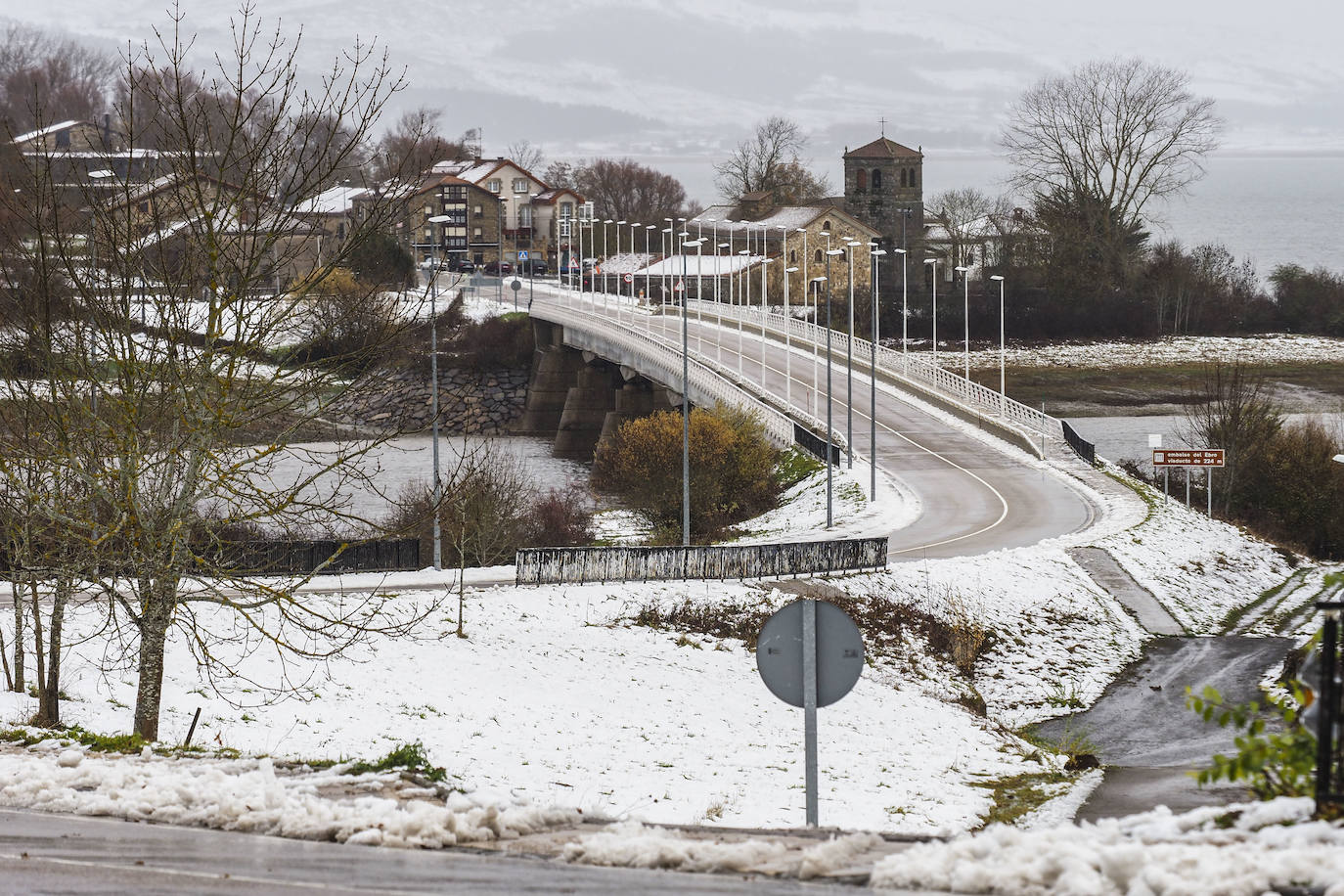 La Población, cubierta de nieve.