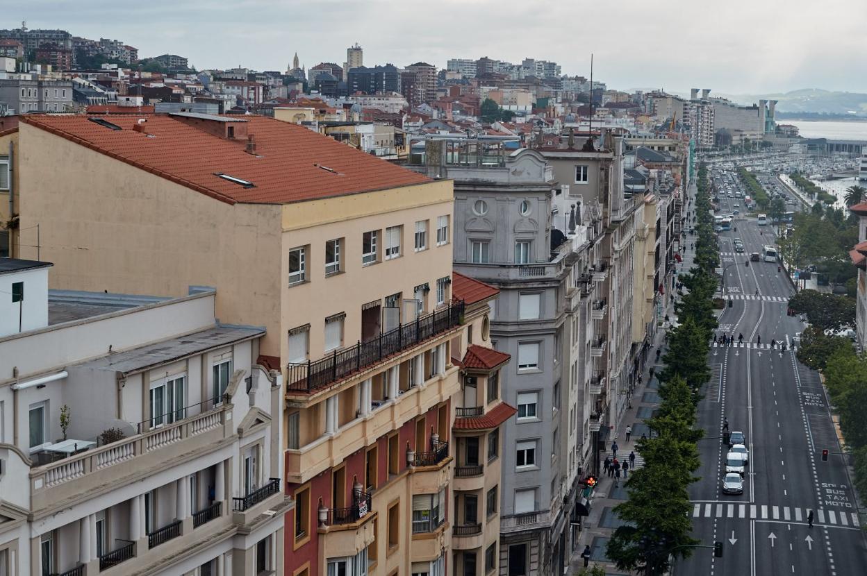 Vista aérea de la calle José María Pereda, una de las vías más céntricas de la ciudad. 