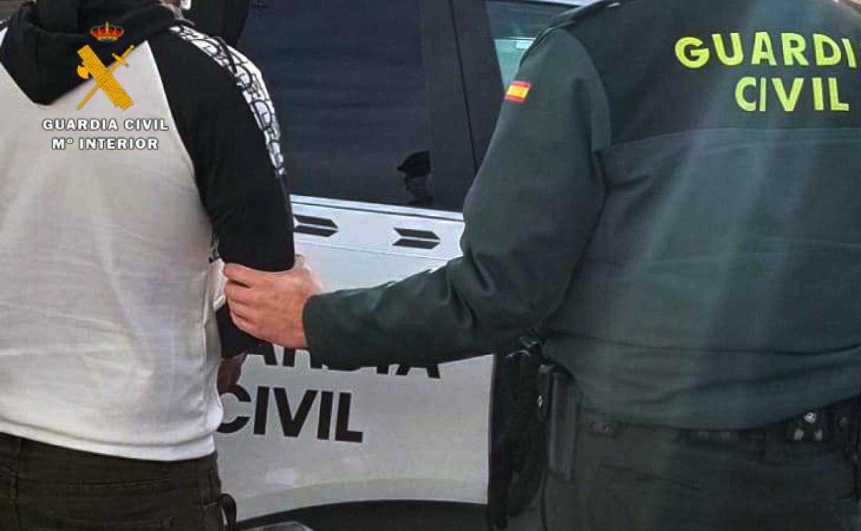 Detenido por robar la máquina de cambio de dos lavanderías de autoservicio en Cantabria