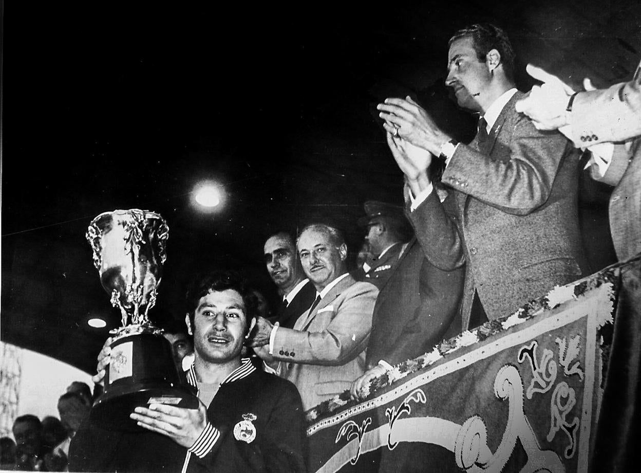 Don Juan Carlos, aún príncipe, en el palco tras la entrega en 1971 de un trofeo al capitán racinguista José Luis García. 