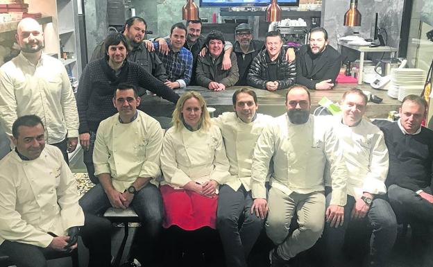 Imagen. Con sus compañeros de Euro-Toques Cantabria, en una reunión que tuvo lugar en su nuevo Asubio Gastro. 